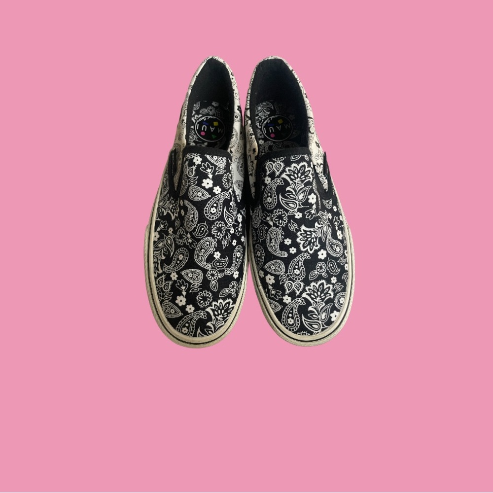 BRAND NEW, men’s size 8 slip ons. Bandanna print.